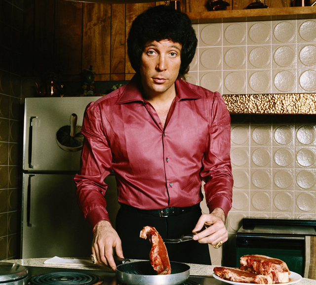 TomJones-1970-cookingSteak